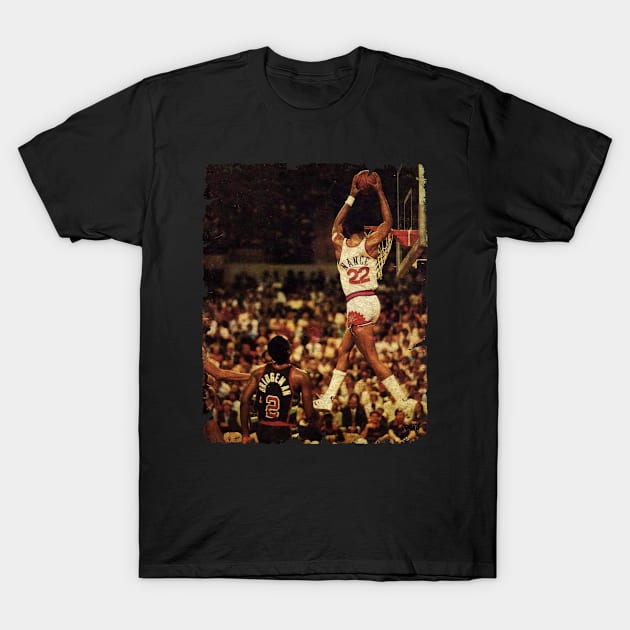 Larry Nance Getting His Head At The Rim For The Phoenix Suns In The 1980s T-Shirt by Wendyshopart